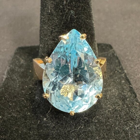 14 KP Large Light Blue Teardrop Topaz Ring, Size 8 - Picture 1 of 6